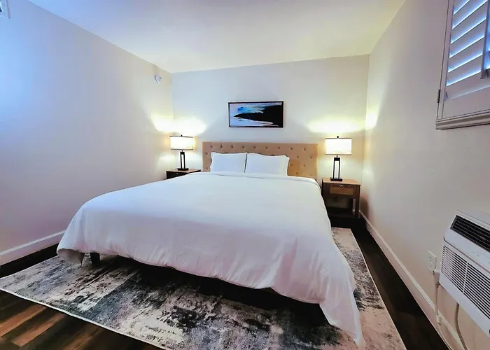 Beautiful Retreat 1 King Bed At Oasis Pool & Clubhouse Holiday home Tempe